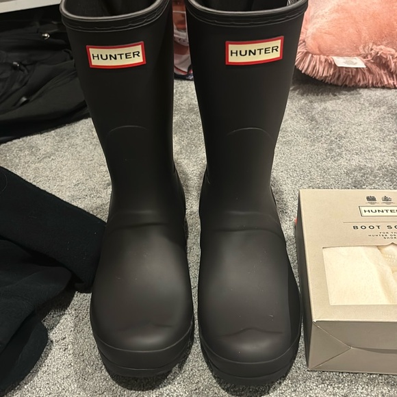 Women’s size 8 hunter boots with inserts. Never worn outside. - Picture 1 of 4